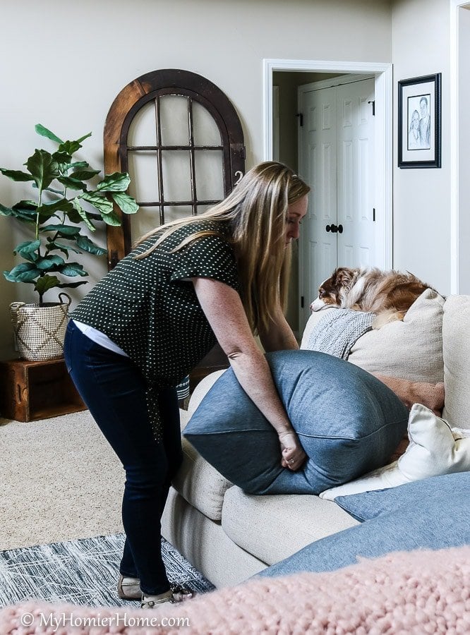 How to Fluff a Throw Pillow-7 Breathe some life into those flat pillows with my favorite pillow fluffing technique! You'll be singing this song in your head all day!